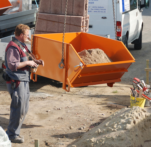 Baustoff-Behälter mit klappbarer Schüttwand